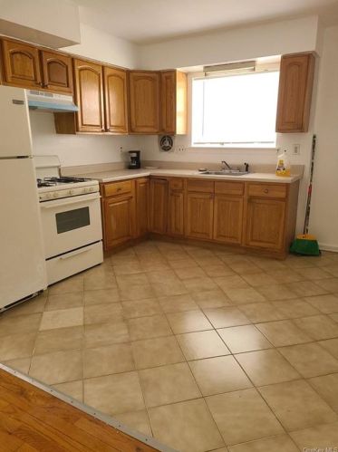 1233 222nd St, Bronx NY  10469-2613 exterior