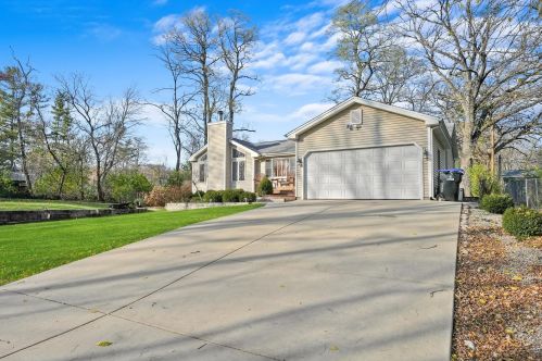 9006 Vine Ave, Bull Valley IL 60097-8243 exterior