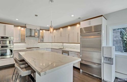 16 Oakdene Ter, Edgewater, NJ 07020-1102