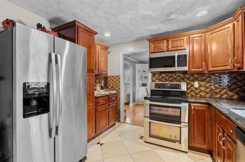 4 Ludington Rd, Worcester MA 01602-3223 exterior