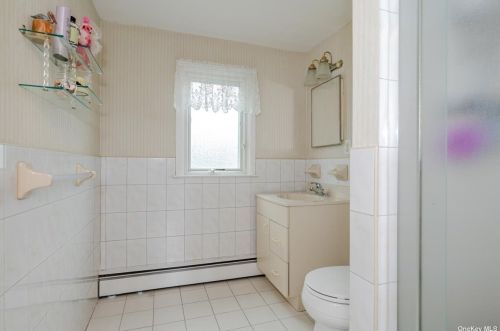 13 Dawson Dr, Valley Stream NY 11581-2939 exterior