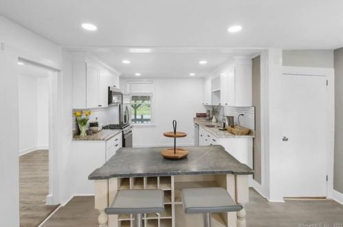 37 Commerce Ave, Killingly CT 06239-2804 exterior