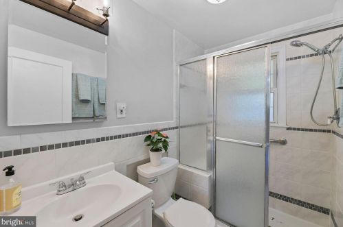 1712 Oakcrest Dr, Alexandria VA 22302-2336 exterior