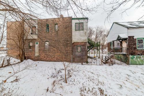 9002 Mackinaw Ave, Chicago IL 60617-4437 exterior