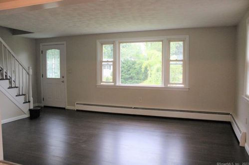 5 Play Rd, Enfield CT 06082-5148 exterior