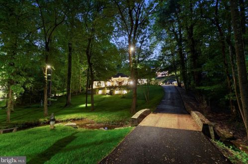 8751 Brook Rd, Mc Lean VA  22102-1507 exterior