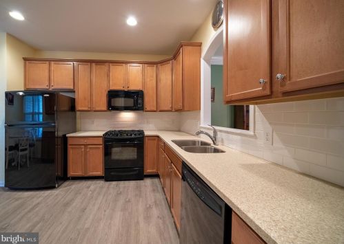 232 Sparrow Dr, Trenton NJ 08690-2461 exterior