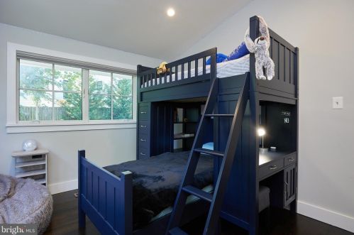 6825 Old Chesterbrook Rd, Mc Lean VA 22101-4408 exterior