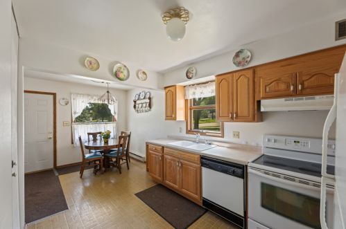 5147 Camelot Ln, Milwaukee WI 53221-3121 exterior