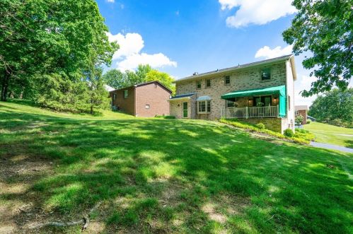 100 Parliament Dr, Moon Twp, PA 15108-3245