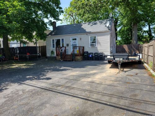 47 18th St, Huntington Station, NY 11746-2331