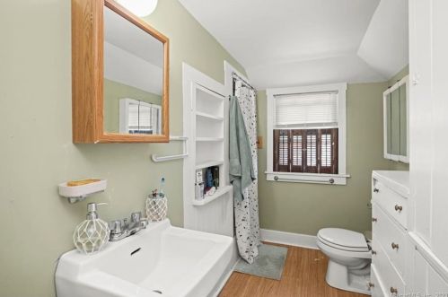 18 Melba St, Milford CT 06460-7633 exterior