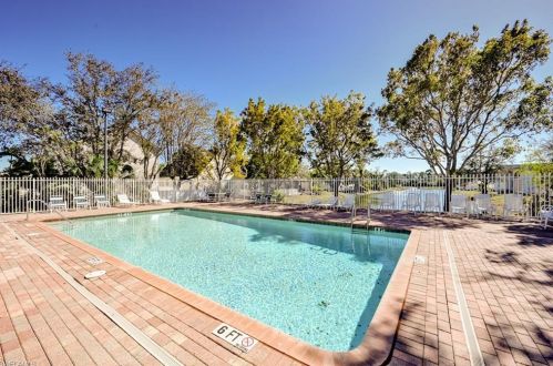 210 Leawood Cir, Naples FL 34104-4133 exterior