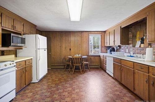 158 Center St, Windsor Locks CT 06096-2409 exterior