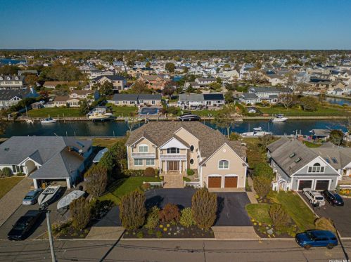 117 Lucinda Dr, Babylon, NY 11702-3713