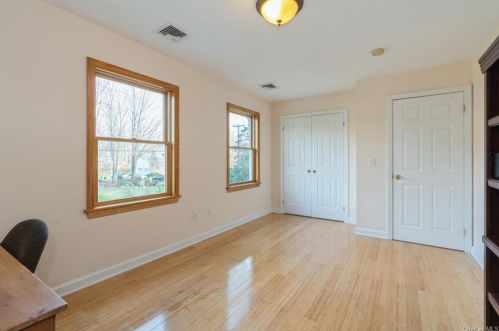 5 Sunset Dr, Armonk NY 10504-2040 exterior