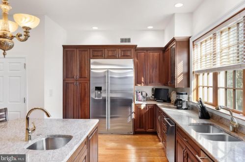 124 Bainbridge St, Philadelphia PA 19147-1866 exterior