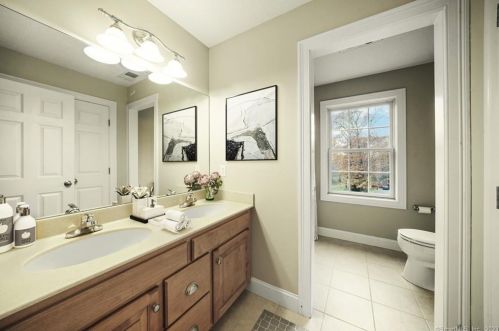 10 Azalea Ln, Ellington CT  06029-3063 exterior