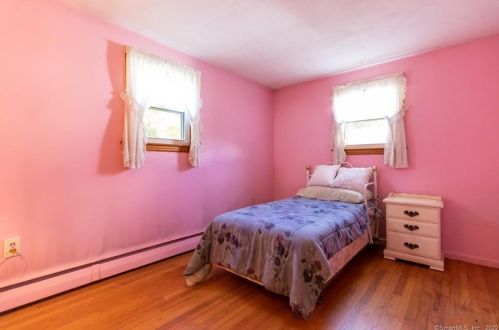 9 Beech Rd, Enfield CT exterior