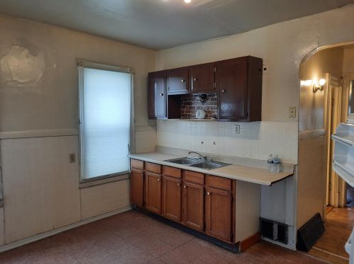 2904 27th St, Milwaukee, WI 53210-2011