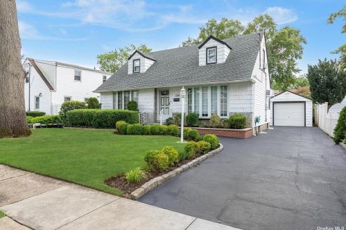 136 Berry St, Valley Stream NY 11580-3430 exterior