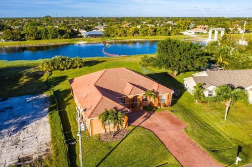 386 Dalton Cir, Fort Pierce FL 34953-5850 exterior