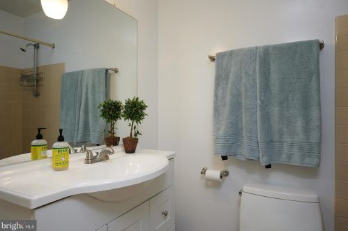 629 Goldsborough Dr, Rockville MD 20850-1905 exterior