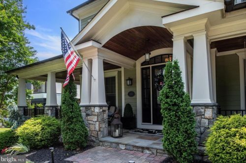 6421 Divine St, Mc Lean VA 22101-4702 exterior