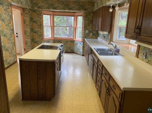 3301 Superior St, Duluth, MN 55804-2040