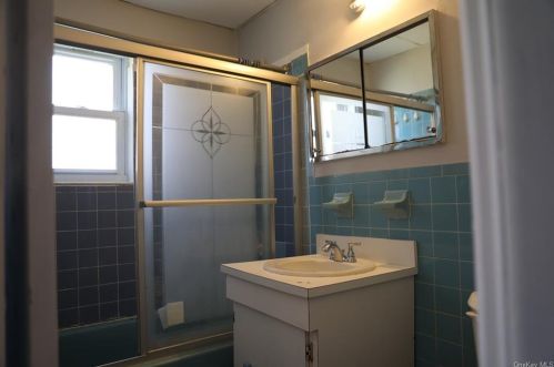 3217 Gunther Ave, Bronx NY 10466-2037 exterior