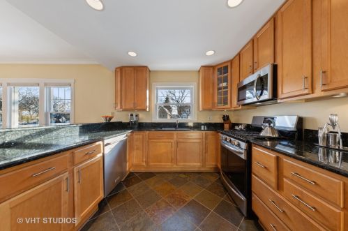 6553 Hiawatha Ave, Chicago IL 60646-4219 exterior