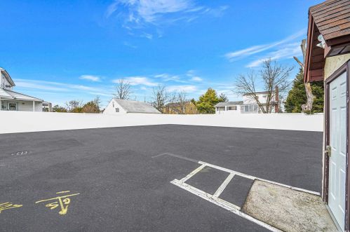 36 The Cres, Babylon NY  11702-4037 exterior