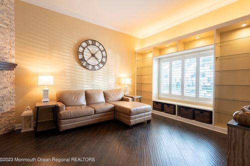 374 Middlewood Rd, Middletown, NJ 07748-1329