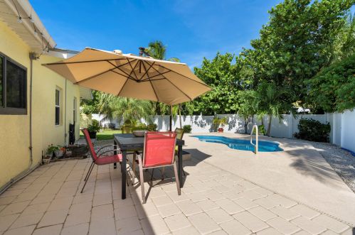 1602 Thumb Pt Dr, Fort Pierce FL 34949-3569 exterior