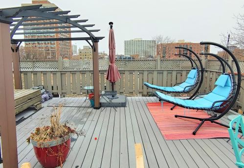 906 Gunnison St, Chicago IL  60640-4211 exterior