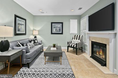 1822 Fonthill Ct, Mc Lean VA 22102-4792 exterior