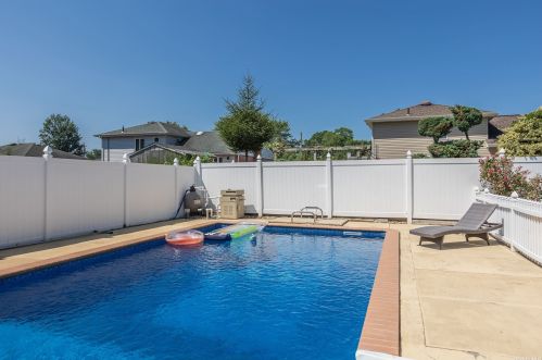 92 Forsythia Ln, Babylon NY 11703-2806 exterior