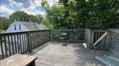 37 Ann St, Middletown RI 02840-3435 exterior