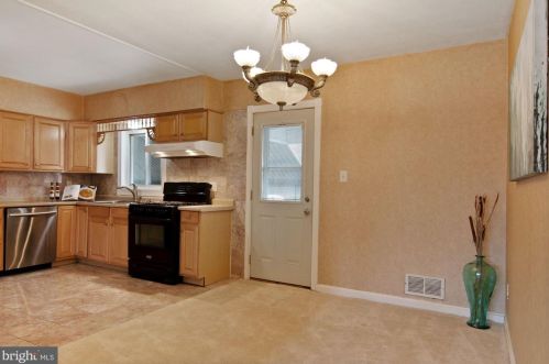 6662 Kings Hwy, Alexandria VA 22306-1506 exterior