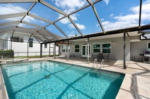 1410 Curlew Ave, Naples FL 34102-3405 exterior