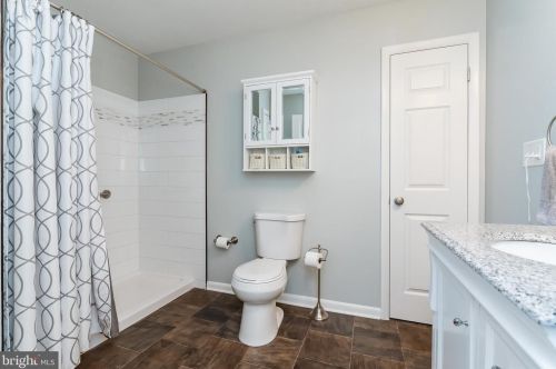 33 Vly Vw Dr, Hanover PA 17331-8307 exterior