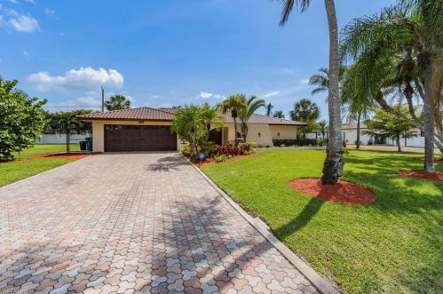 160 Madison Dr, Naples, FL 34110-1324