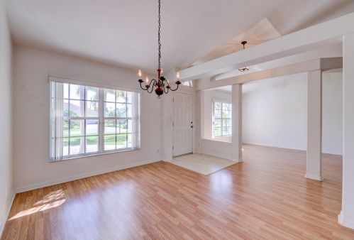 2098 Pruitt St, Fort Pierce FL 34953-5732 exterior