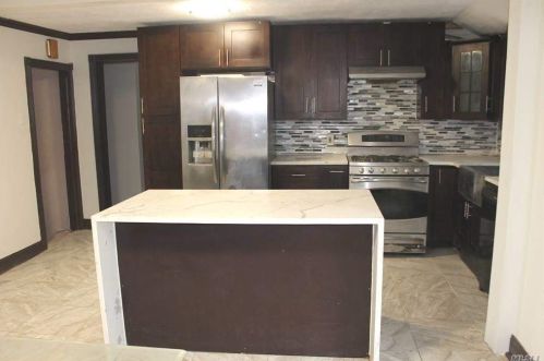 39 Waldinger St, Valley Stream NY 11580-3806 exterior