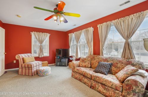 142 Beechwood Dr, Red Bank NJ 07702 exterior