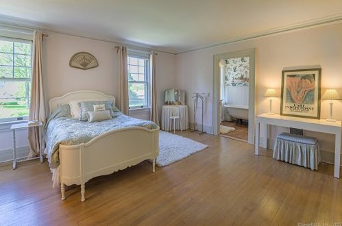 212 Main St, Ridgefield CT 06877-4922 exterior