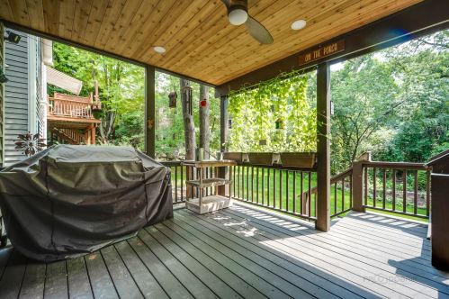 1427 White Oak Ln, Bull Valley IL 60098-6412 exterior