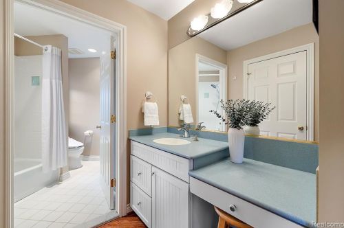 2384 Pebble Crk Dr, Rochester MI 48363-2228 exterior