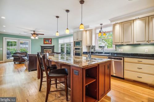 2417 Davis Ave, Alexandria VA  22302-3209 exterior