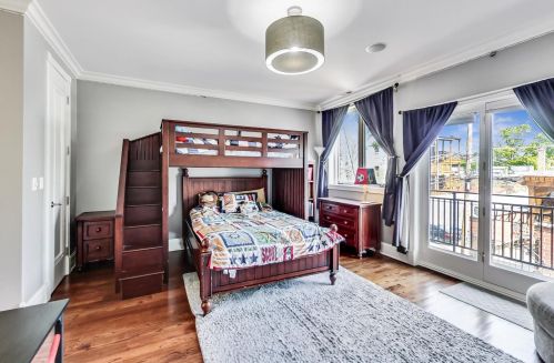 1542 Oakdale Ave, Chicago IL 60657-4024 exterior